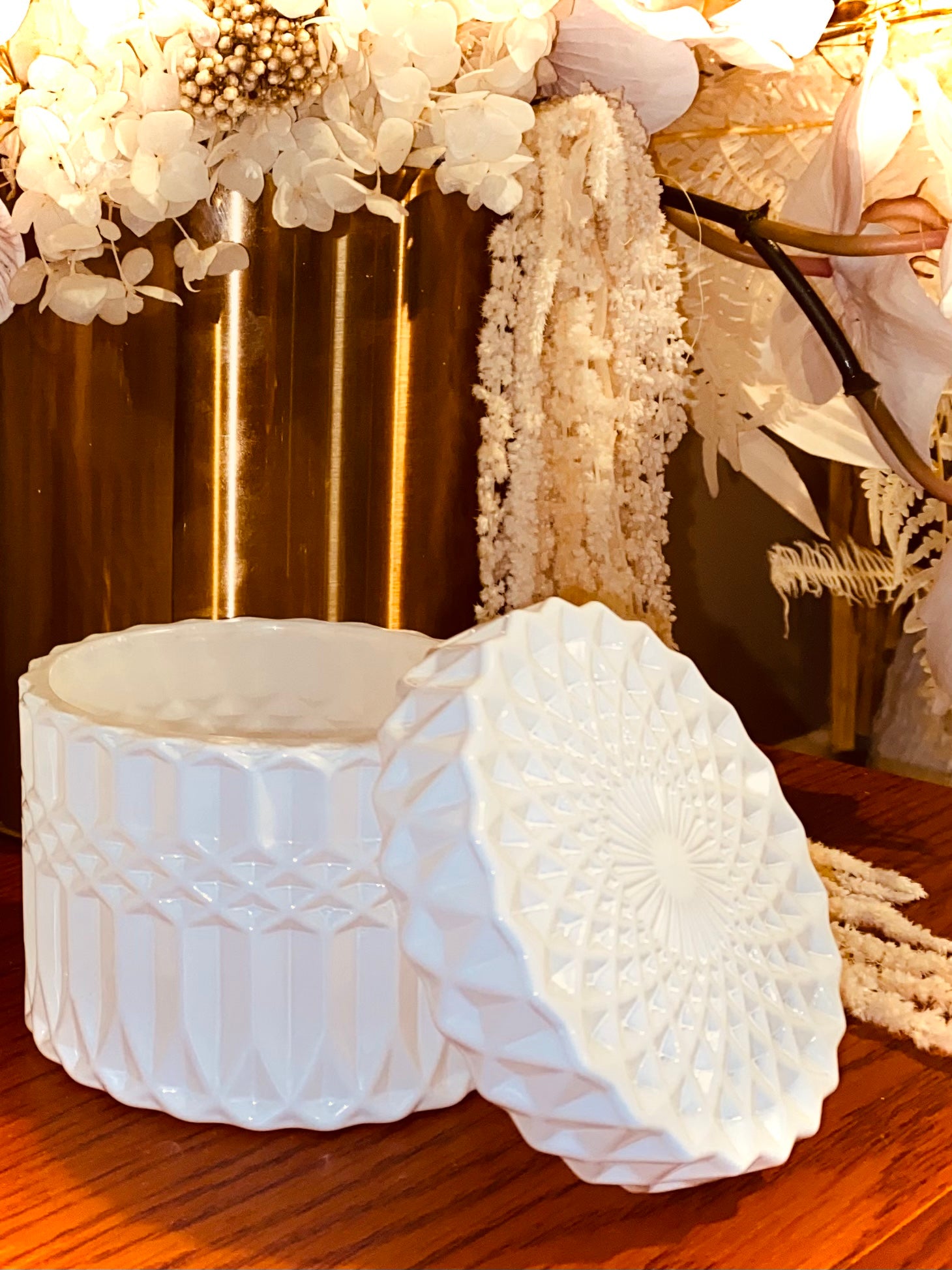 Classic white embossed candle Medium