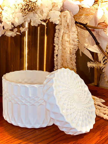Classic white embossed candle Medium